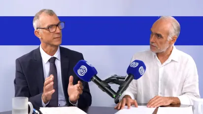 L’invité Patrick Belser et l’animateur Ibon Villelabeitia échangent lors de l’enregistrement d’un podcast.