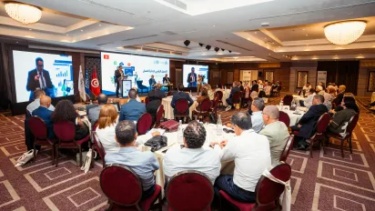 Vue d’ensemble de la salle pendant la présentation de la plateforme numérique de l’administration du travail, devant les participants réunis pour son lancement officiel.