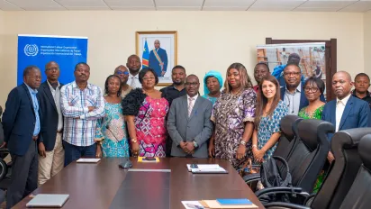 Des représentants des ministères concernés et des organisations d’employeurs et de travailleurs réunis pour une photo de groupe à Kinshasa.