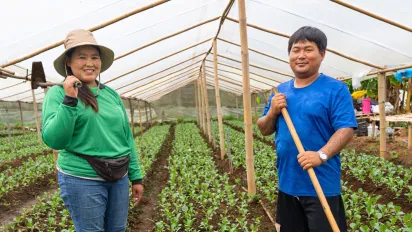 Amid rows of vibrant green kale, Nuenlao and her partner work side by side on a farm in the mountain community of Pong Yaeng, Chiang Mai.