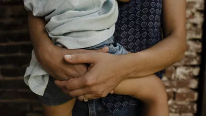 Argentina_Economia del cuidado, recorte de foto de una madre abrazando bebe