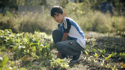 Argentina_joven trabajando en la huerta