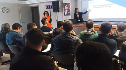 A presenter in front of a screen at a session, in Turkiye