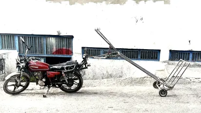 A waste collecting trailor, attached to a motorcycle, in Turkiye