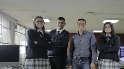 cuatro jóvenes de una institución educativa junto con su docente sonriendo a la cámara, participantes del programa SENATEC