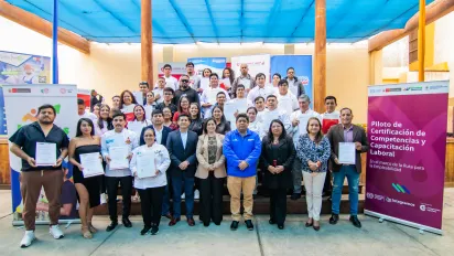 Personas posando en grupo con sus certificaciones laborales