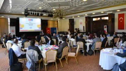 Workshop participants around a table discussing the Strengthening Social Partners and Civil Society Capacities project in Turkiye