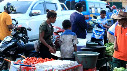 Elizino de Deus and her mother, Tereza Silva Santos, sell vegetables in Dili, Timor-Leste.