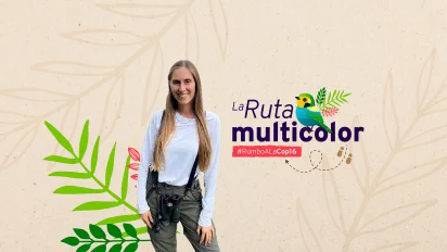 Logo de la ruta multicolor rumbo a la COP16 con una fotografía de la influenciadora ambiental Sara Constantino junto a una ilustración de la ave endémica de Colombia, Valle del Cauca, la tángara multicolor caracterizada por tener los colores amarillo, azul, verde y negro.