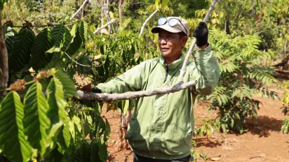 farmer-coffee-salavan-province