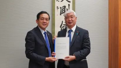 中谷元首相補佐官（左）に提言を手渡す高﨑真一ILO駐日代表＝2022年12月20日午後5時20分すぎ、東京・永田町の首相官邸