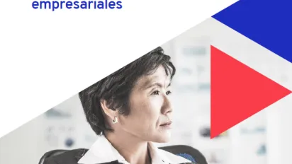Mujer empresaria sentada con un informe