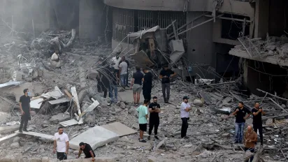 On September 29, 2024, people inspect the debris of buildings destroyed by airstrikes on the 27th, which targeted the Haret Hreik neighborhood in Beirut's southern suburbs.