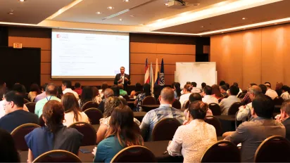 Especialista en derecho administrativo exponiendo ante plenaria de asistentes a una jornada de capacitación de inspectores del trabajo.