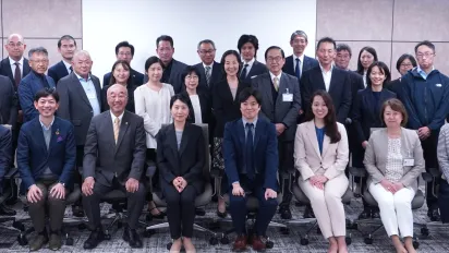 記念写真に納まる参加者と企画したJEITAのCSR委員会サステナブル調達パートナーシップ構想タスクフォース（TF）のメンバーら＝2024年11月15日午後6時すぎ、東京・日本橋