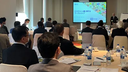 講演する中谷元・首相補佐官。会場では日系企業の駐在員らおよそ30人が熱心に聞き入った＝2023年2月19日午後3時すぎ、バングラデシュ・ダッカ