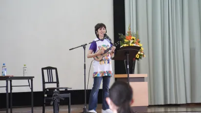 生徒や保護者ら約1200人を前に児童労働についての出張授業を行う歌手で「ILOサポーター」の荻野目洋子さん。「みんなの声を集めると大きな力になる」と語りかけた＝2022年6月10日、福岡市東区の市立和白中学校