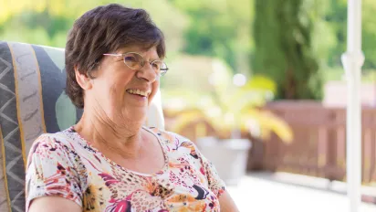 Mujer mayor sonriente