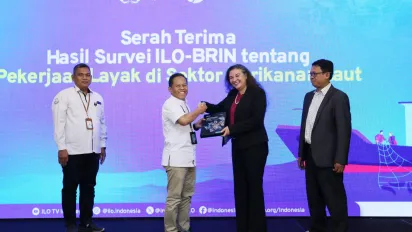 Four officials on the front stage in handing over ceremony of the survey report