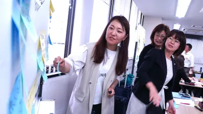 「伝え方」「質問の方法」などを話し合ったグループディスカッション＝2025年5月29日午前11時すぎ、東京・日本橋