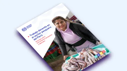 mujer pescadora con pescados en puerto