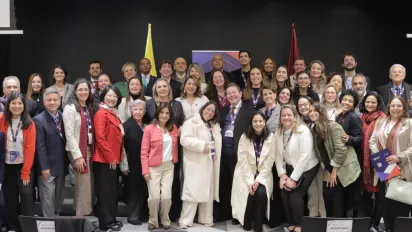 Foto grupal del Encuentro de Intercambio Colombia–Brasil, las y los más de 50 participantes posan sonrientes.