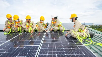 Vietnam_Trainees learning solar panel installation.