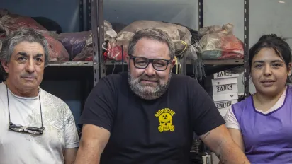 Argentina_tres trabajadores de cooperativa de calzado mirando al frente