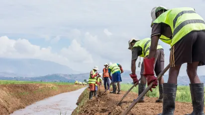 Workers on the Ambondromisotra drain