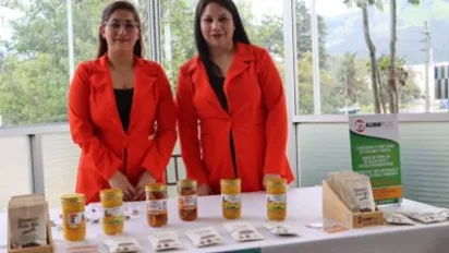 ecuadorian sisters with the jam and fruits preserves of their business