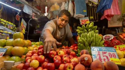 Vendedor de frutas en mercado de México.
