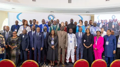 Photo de groupe des hauts responsables gouvernementaux, partenaires sociaux et partenaires techniques participant à l’atelier régional du RAFPRO sur l’intelligence artificielle et la formation professionnelle, à Abidjan.