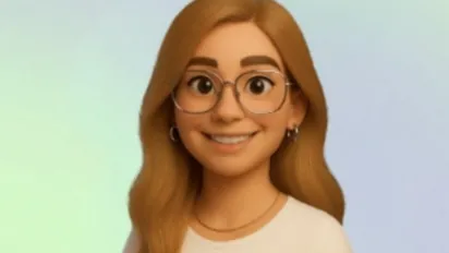 Ilustración de mujer de joven de tez blanca, cabello lacio de color claro, con gafas de metal, collar y argollas doradas. 