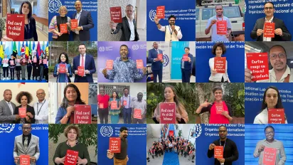 Mosaico de pessoas que levantam um cartão vermelho contra o trabalho infantil
