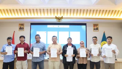 Eight trade union representatives holding a position paper