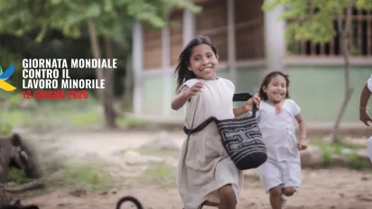 Bambini che corrono in una comunità arhuaca nella Sierra Nevada de Santa Marta, Colombia, 2025.