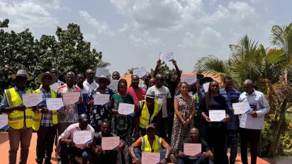 groupe montrant son certificat de participation