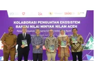 a group photo of 6 distinguished guests in P2I event in Aceh 