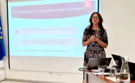 Mulher em frente de tela de projeção numa palestra