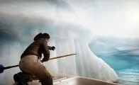 Umamulher sgura um bastão e olha para um iceberg.