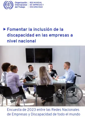Seis colegas sentados alrededor de una mesa rectangular en un despacho con una pantalla de televisión de fondo. 