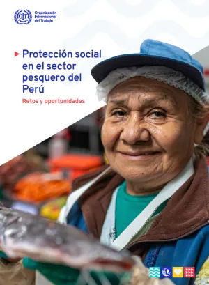 mujer pescadora con pescado mirando a la cámara