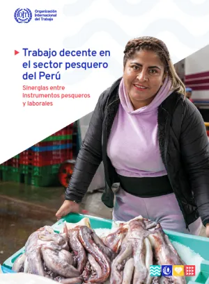 mujer pescadora con pescados en puerto