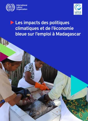Des femmes entrain de découper des poissons