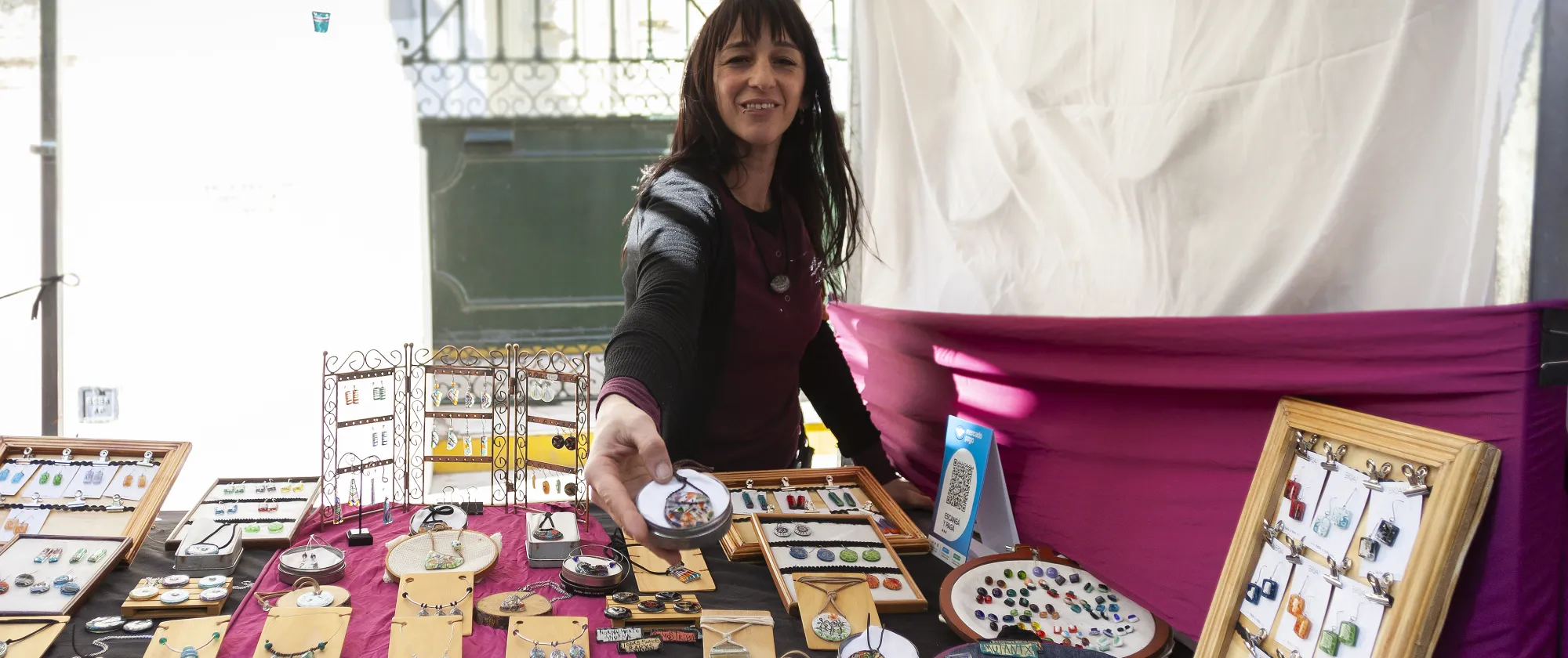 Argentina_mujer artesana trabajando en una feria