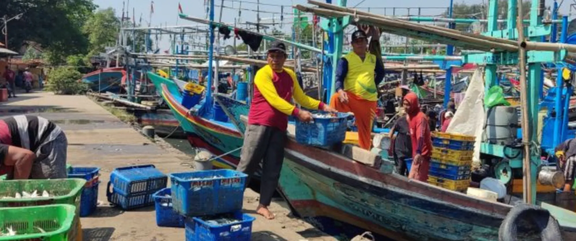 people working between dock and boat