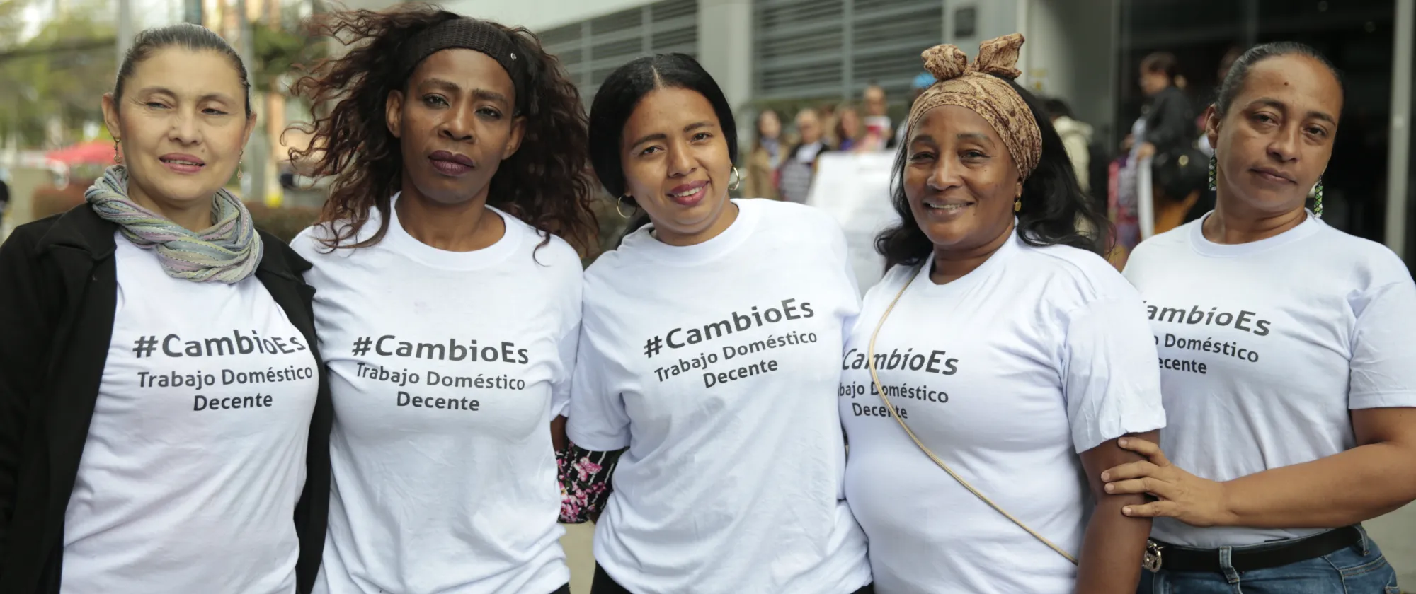 Froto grupal de trabajadoras domésticas remuneradas con camisetas con la inscripción: Cambio es Trabajo Doméstico Decente