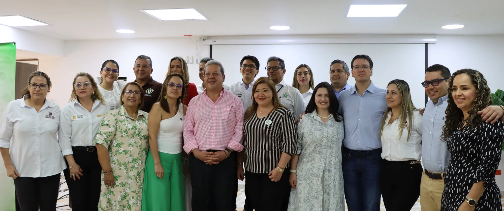 Foto grupal del Comité Regional de la Cadena de Café del Huila con el gobernador del Huila, Luis Enrique Dussan