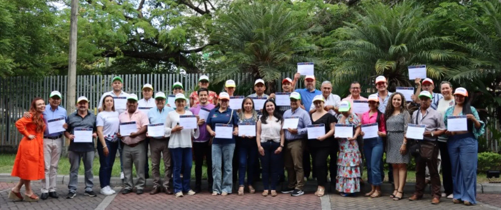 Foto grupal de los miembros del Comité Regional de la Cadena del Café del Huila 