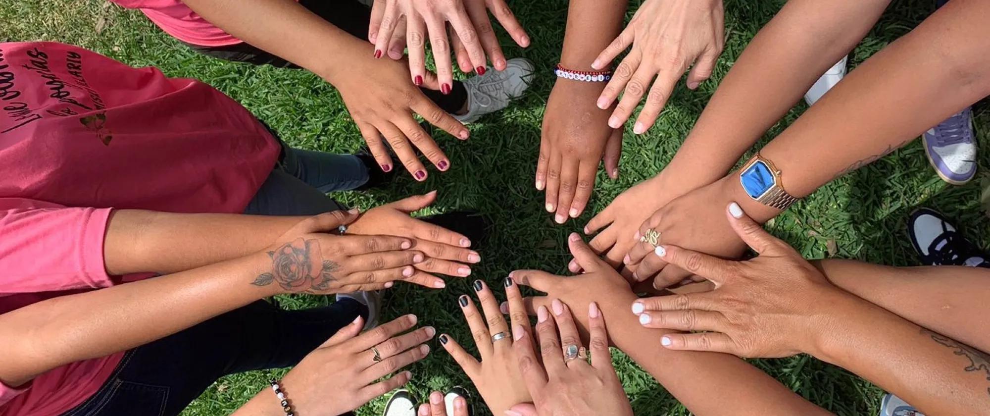 Mujeres juntando manos